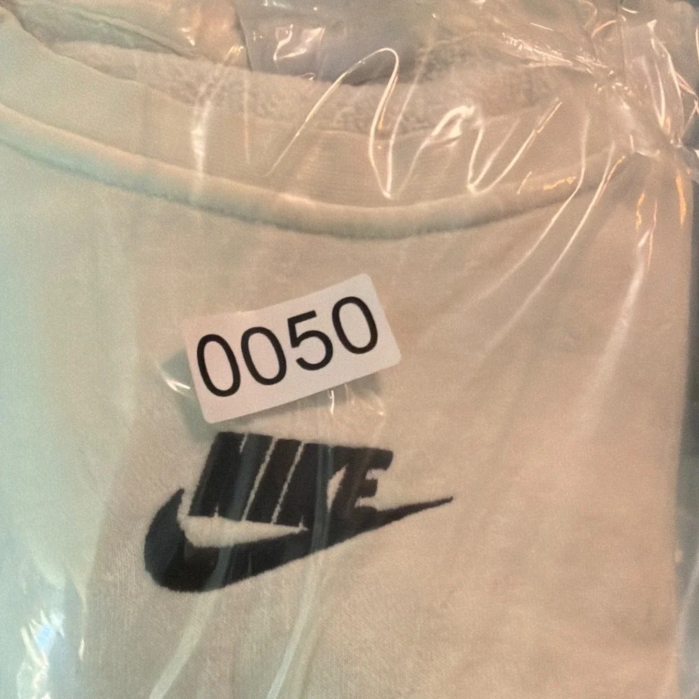 Nike Sportswear Essential Crewneck Sweatshirt Cream Off White Logo‎ Womens L